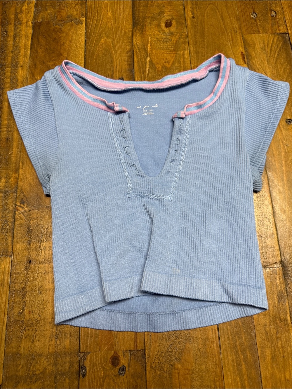 Light Blue Ribbed V-Neck Crop Top with Pink Trim